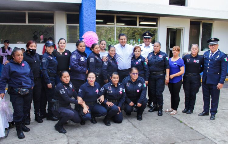 Festeja el alcalde Nacho Campos a las mamás que son policías de Uruapan