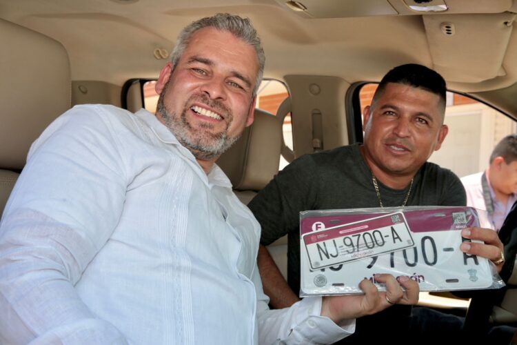 Inaugura Bedolla módulo en Huetamo para regularizar vehículos extranjeros