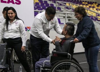 En hecho histórico, gobierno de Uruapan entregó cien sillas de ruedas
