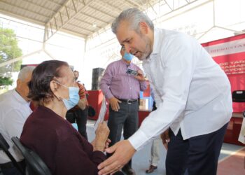 Bedolla entrega tarjetas del Gobierno de México para pensión de adultos mayores