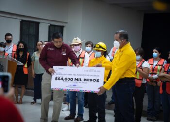 Donan Nacho Campos y Carlos Manzo un mes de su sueldo a brigada Delfines