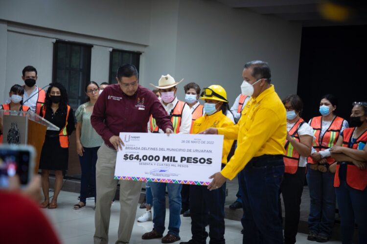 Donan Nacho Campos y Carlos Manzo un mes de su sueldo a brigada Delfines