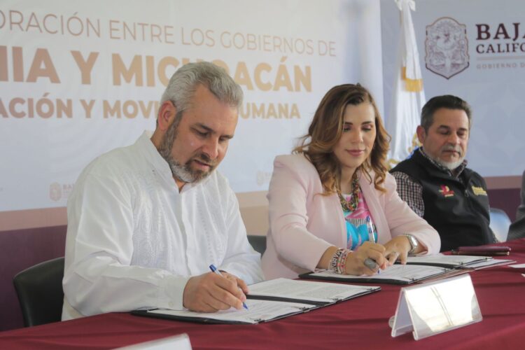 Gober Michoacano visita a desplazados por violencia en albergues de Tijuana