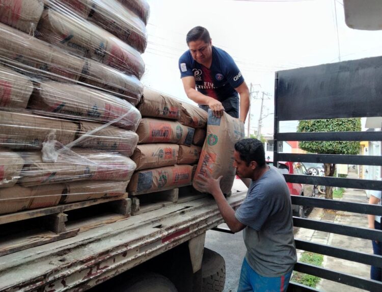 Paco Cedillo beneficia a 20 familias más de Uruapan con material de construcción