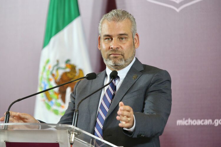 Bedolla pide al Congreso ampliar plazo de canje de placas sin multas ni recargos