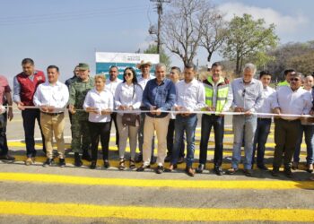 Inaugura Ramírez Bedolla rehabilitación de 53.5 kms de carretera en Chinicuila