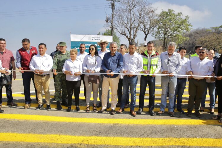 Inaugura Ramírez Bedolla rehabilitación de 53.5 kms de carretera en Chinicuila