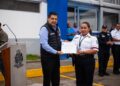 Entrega Nacho Campos reconocimiento a la oficial de tránsito que salvó una vida