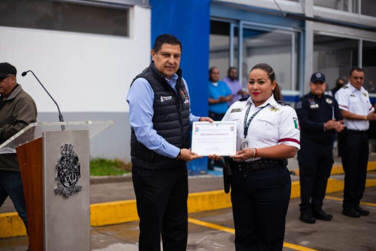 Entrega Nacho Campos reconocimiento a la oficial de tránsito que salvó una vida