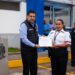 Entrega Nacho Campos reconocimiento a la oficial de tránsito que salvó una vida