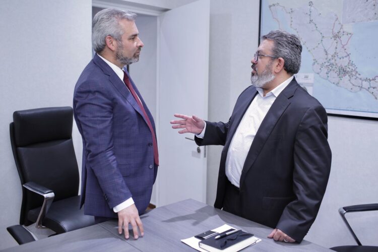 Revisan Ramírez Bedolla y subsecretario de la SCT el plan carretero para Aguililla