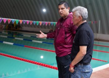 Revisa Nacho Campos mantenimiento a alberca de Unidad Deportiva de Uruapan