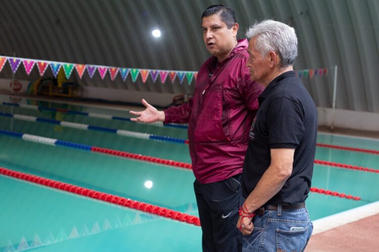Revisa Nacho Campos mantenimiento a alberca de Unidad Deportiva de Uruapan