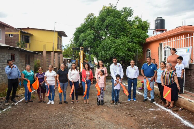 Inicia Gobierno de Taretan pavimento en la calle Jesús León de la Colonia Zapata