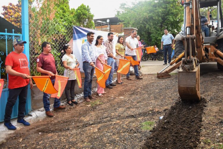 Inicia el Gobierno de Taretan pavimento en la calle principal de Rancho Seco