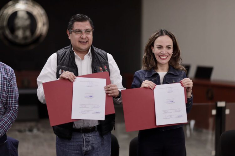 Firma Nacho Campos convenio para dar créditos a uruapenses emprendedoras