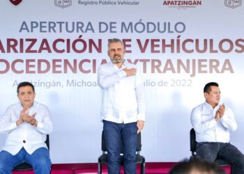 Inaugura Bedolla módulo para regularizar los vehículos extranjeros en Apatzingán