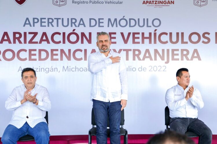 Inaugura Bedolla módulo para regularizar los vehículos extranjeros en Apatzingán