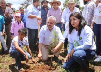 Firma Bedolla primera declaratoria Zona de Restauración Ambiental en El Cobrero