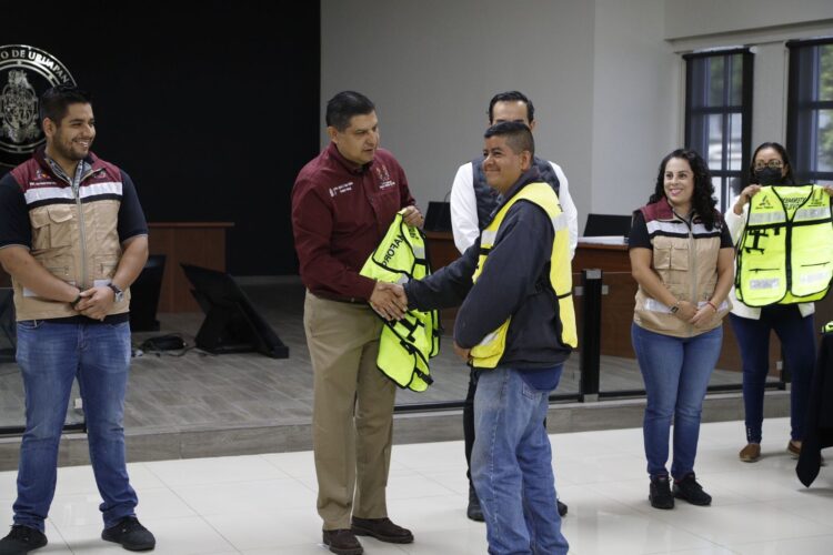 El Gobierno del Bien en Uruapan entrega chalecos a empleados de Obras Públicas