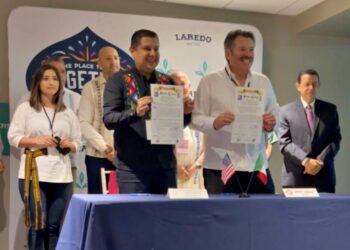 Nacho Campos firma hermanamiento con alcalde de Laredo Texas, Pete Sáenz