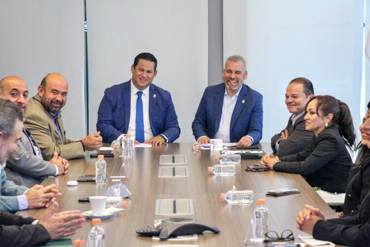 Promueve Bedolla ventajas competitivas del puerto michoacano en Guanajuato