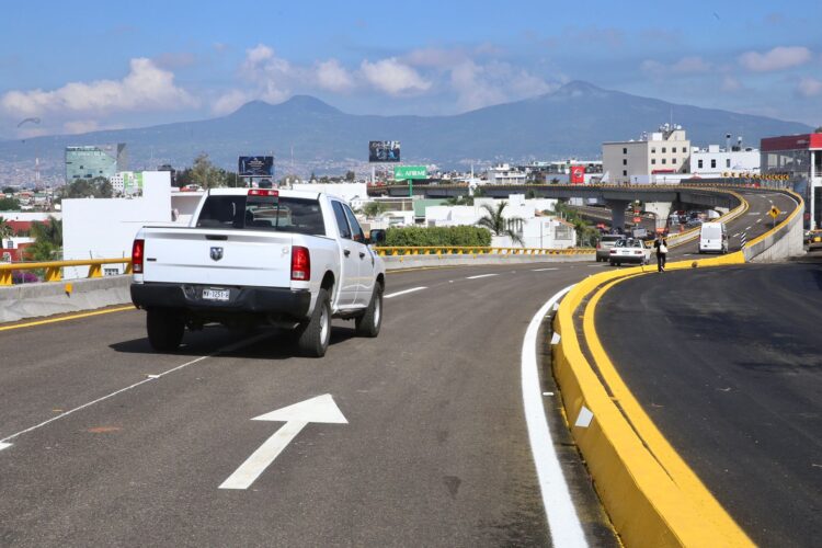 Bedolla abre a la circulación el viaducto elevado del eje vial Salida a Mil Cumbres