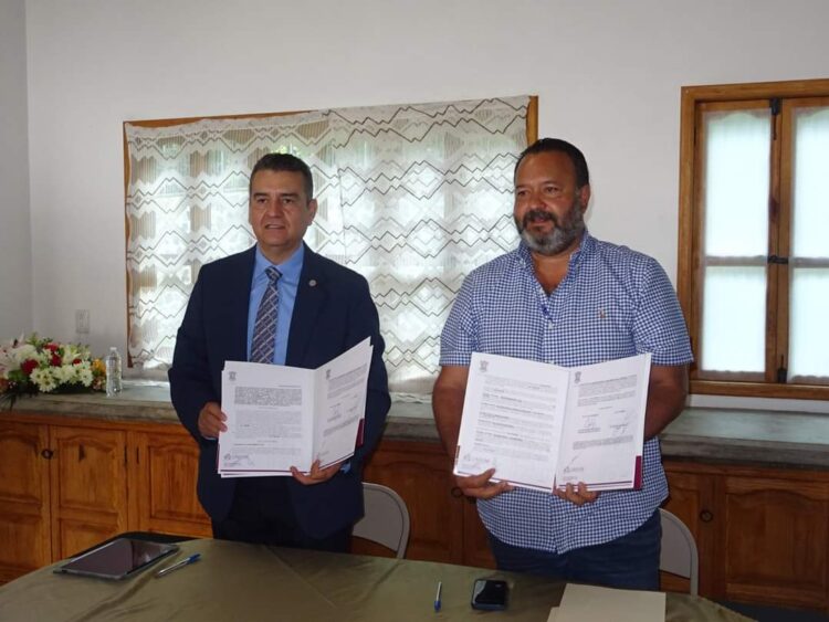 Firma Julio Arreola, alcalde de Pátzcuaro, convenio de colaboración con la UNIVIM