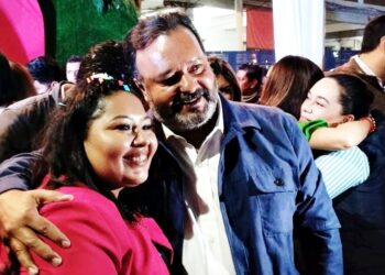 Edil de Pátzcuaro felicita a la alcaldesa de Tingambato por informe de gobierno