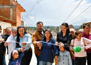 Cumple edil Julio Arreola con pavimento en calle Patzimba de la Vasco de Quiroga