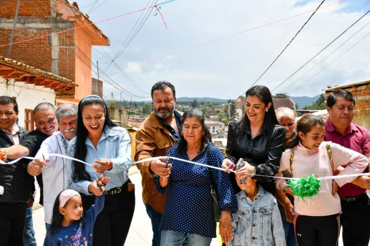 Cumple edil Julio Arreola con pavimento en calle Patzimba de la Vasco de Quiroga