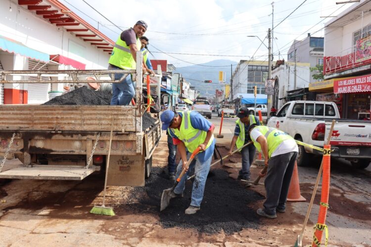 En menos de 24 horas, Capasu rehabilitó la Avenida Francisco Villa de Uruapan