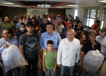 Entrega Nacho Campos 30 mil alevines de tilapia a comunas del sur de Uruapan