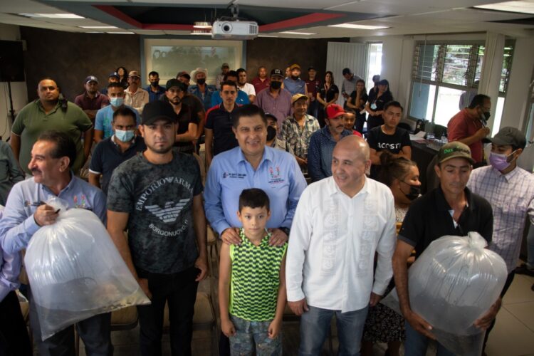 Entrega Nacho Campos 30 mil alevines de tilapia a comunas del sur de Uruapan