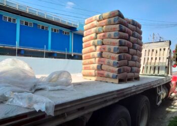 Paco Cedillo no baja la guardia; entregó cemento para beneficiar a uruapenses