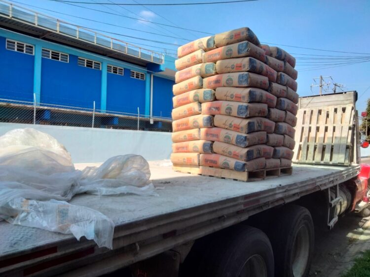 Paco Cedillo no baja la guardia; entregó cemento para beneficiar a uruapenses
