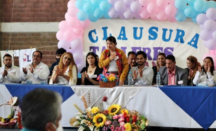 Clausura alcaldesa Itzel Gaona los talleres de verano en Ziracuaretiro