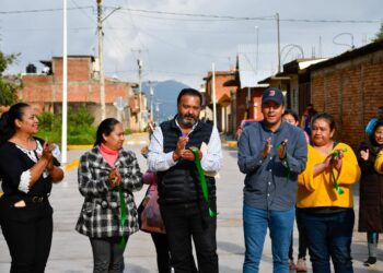 Inaugura alcalde Julio Arreola pavimento de la calle Tierra en la colonia El Mirador