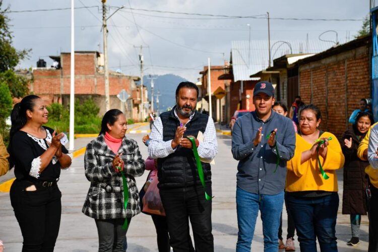Inaugura alcalde Julio Arreola pavimento de la calle Tierra en la colonia El Mirador
