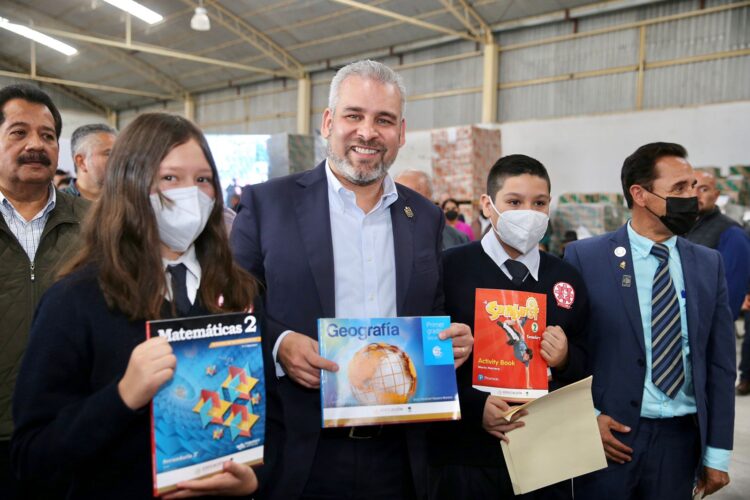 Inicia Bedolla distribución de más de un millón de libros de texto para secundaria