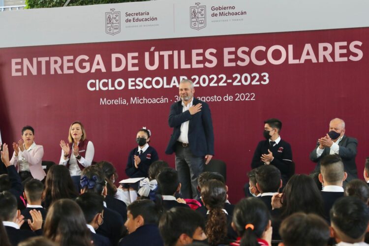 Encabeza Ramírez Bedolla entrega de útiles escolares para el ciclo 2022-2023