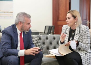 Bedolla y secretaria de educación revisan federalización de la nómina magisterial