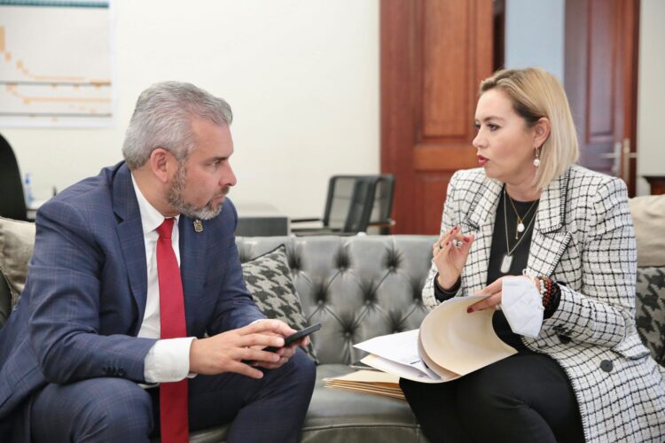 Bedolla y secretaria de educación revisan federalización de la nómina magisterial