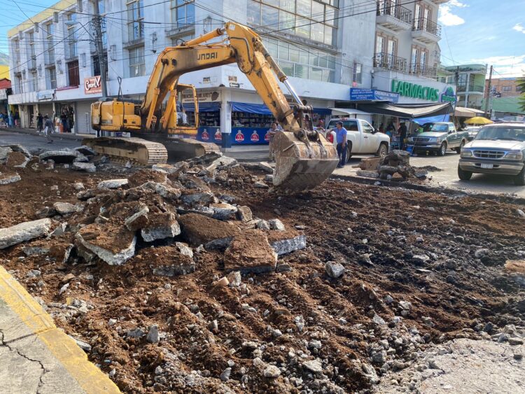 Rehabilita Gobierno de Uruapan drenaje y concreto hidráulico de la Francisco Villa