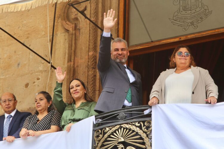 Celebraron R. Bedolla y michoacanos el Desfile Cívico Militar por independencia