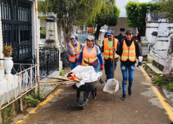 Ayuntamiento de Uruapan realiza limpia en el panteón de San Juan Evangelista