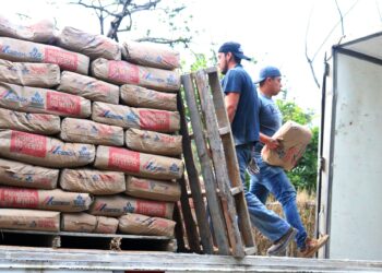 Entregó Itzel Gaona Bedolla 18 toneladas de cemento a familias de Ziracuaretiro