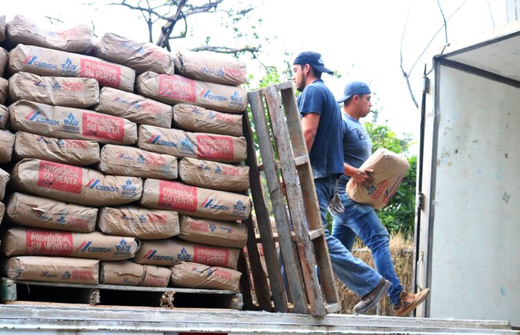 Entregó Itzel Gaona Bedolla 18 toneladas de cemento a familias de Ziracuaretiro