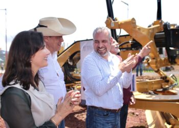 Entrega Ramírez Bedolla maquinaria y varias obras en el municipio de Acuitzio