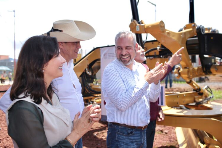 Entrega Ramírez Bedolla maquinaria y varias obras en el municipio de Acuitzio